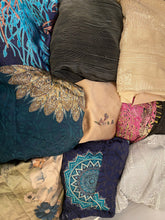 Load image into Gallery viewer, Open Abaya Pink Gold &amp; Black
